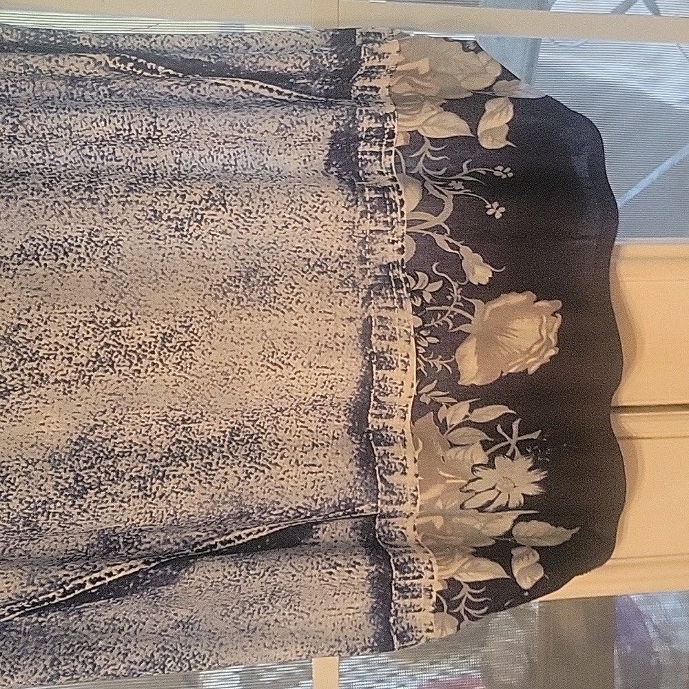 Women's Blue Jean Color Blouse Cap Sleeve Gem-embellished Vibrant Floral Size 1X - Picture 6 of 7